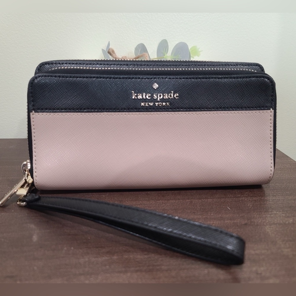 Kate Spade wallet with strap - Picture 2 of 6